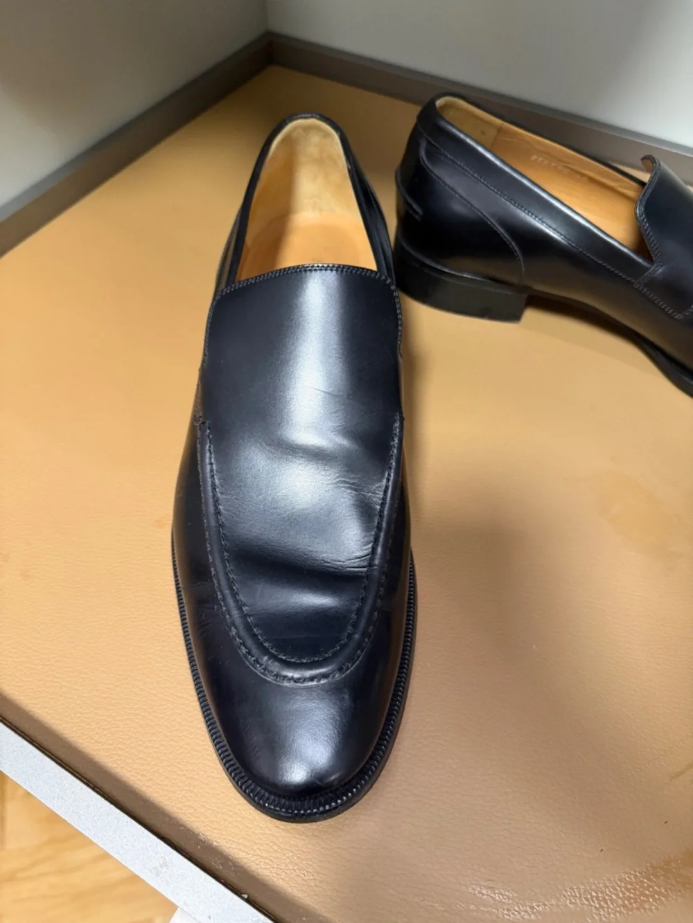 Gucci Black Leather Men’s Slip-On Loafers - Picture 5 of 7